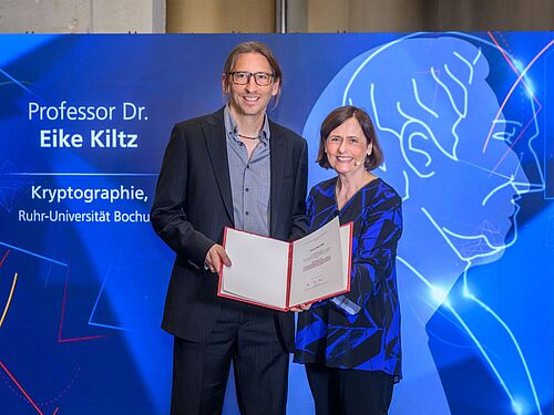 Prof. Dr. Eike Kiltz wird mit dem Leibniz-Preis in Berlin ausgezeichnet.