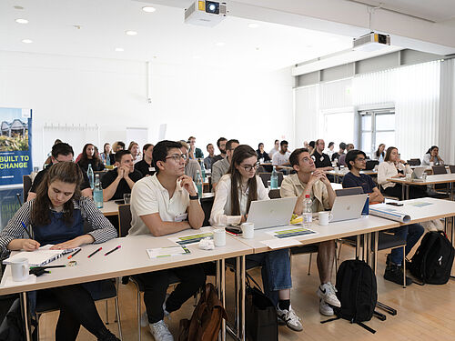 Die Teilnehmer*innen der CASA RC Trust Summer School hören einem Vortrag zu.