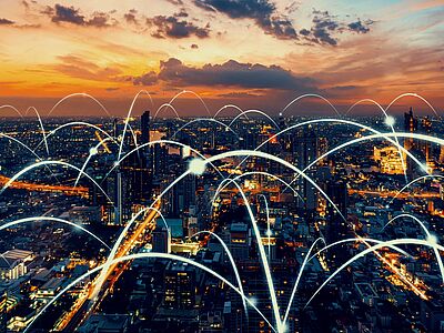 Symbolbild: Ein Netzwerk erstreckt sich über eine Stadt.