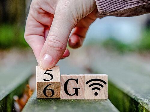 Ein Symbolbild zeigt, dass der Mobilfunkstandard 5G in Zukunft durch den Standard 6G abgelöst wird.