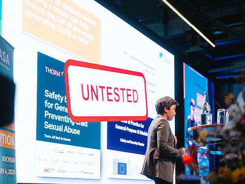 Eine Frau auf der Buehne 