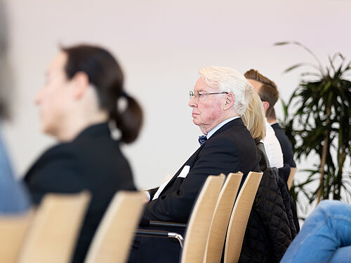 Horst Görtz und andere Gäste während einer Keynote. Copyright: HGI, Schwettmann