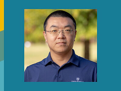 Porträt eines Mannes mit kurzem Haar und blauem Hemd vor unscharfem Hintergrund. Es handelt sich um den Cybersicherheitsforscher Yaxing Yao.