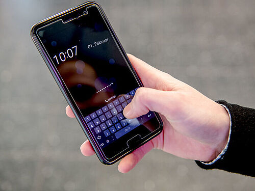 Handy in einer Hand