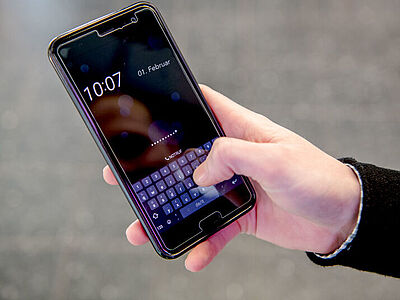 Handy in einer Hand