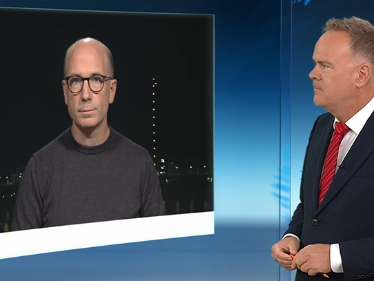 [Translate to Englisch:] Thorsten Holz im Fernsehinterview
