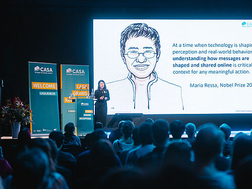 Mia Cha auf der Buehne mit einem Publikum davor