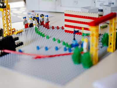 Arbeit mit Lego-Figuren im Workshop