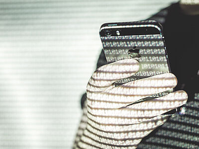 Mann hält iPhone in der Hand