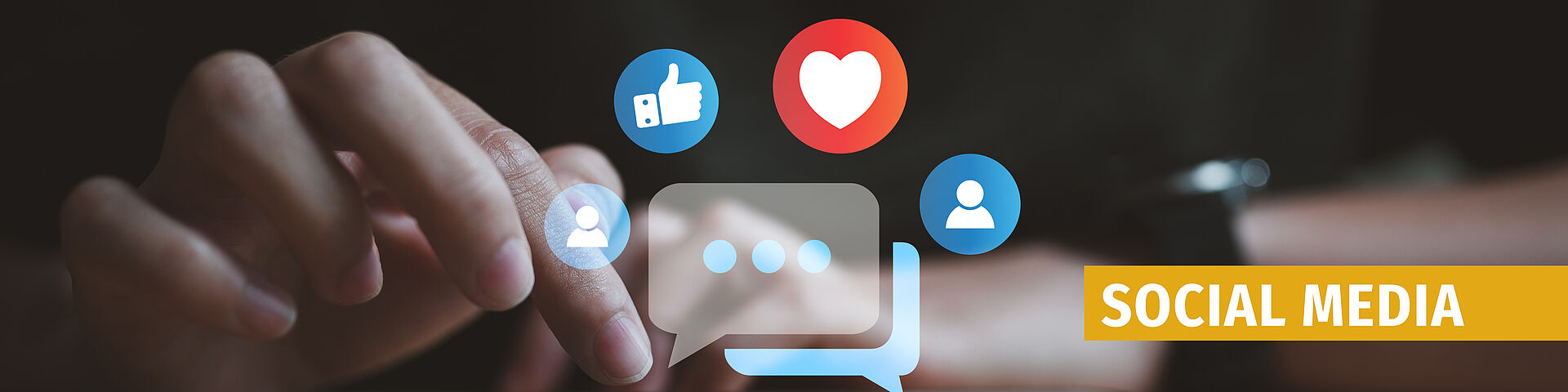 Hand zeigt auf schwebende Social-Media-Symbole Daumen hoch, Herz, Sprechblase und Nutzer-Icons vor dunklem Hintergrund