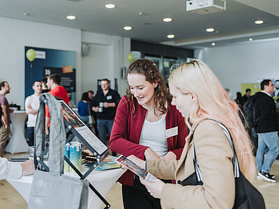 Menschen auf der Jobmesse