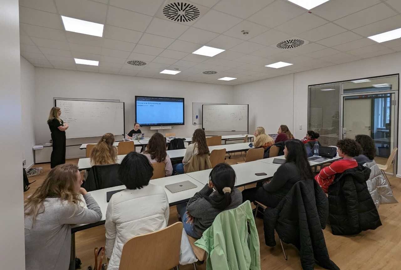 Johanna Schenkel and Selina Danelzik introduce interested female students into CTF at the FluxFingers empowerment event.